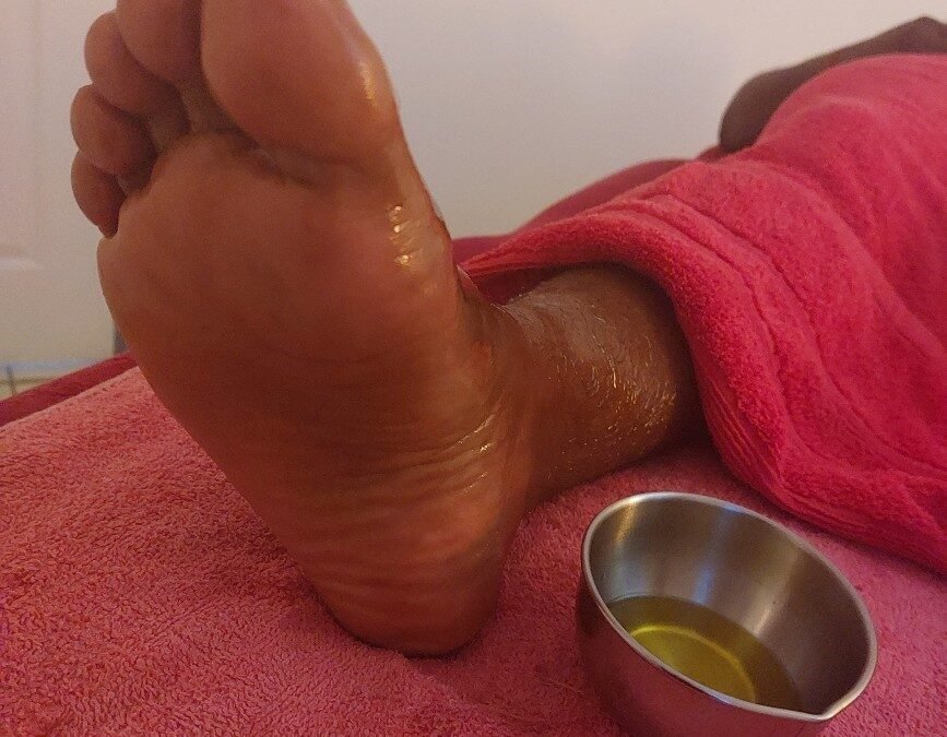 Bain de pieds relaxant aux huiles chaudes